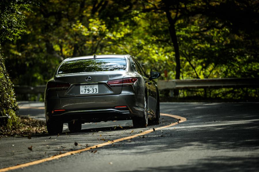  Lexus LS500h 2017 года  (JP) (фото 27 из 35)